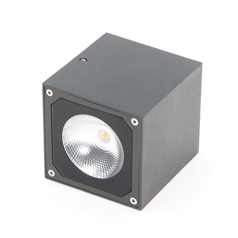 Vue rapprochée du luminaire gris, lentille LED ronde derrière le verre