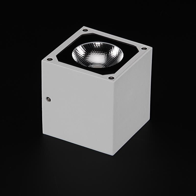 Vue en plongée du luminaire cubique blanc et de son réflecteur intérieur.
