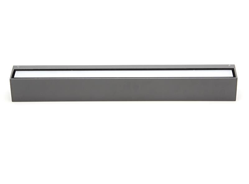 Vue du luminaire non allumé, boîtier gris et ouverture vitrée sur la longueur.