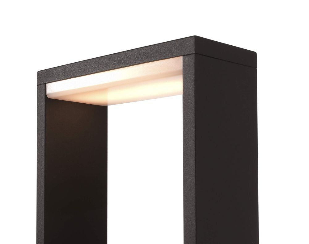 Détail du sommet du lampadaire, diffuseur LED allumé et finition anthracite texturée.