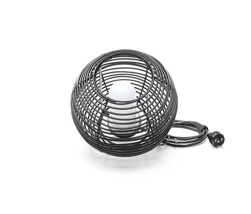 Détail de la cage sphérique noire et de son câble d’alimentation, posée sur fond blanc.