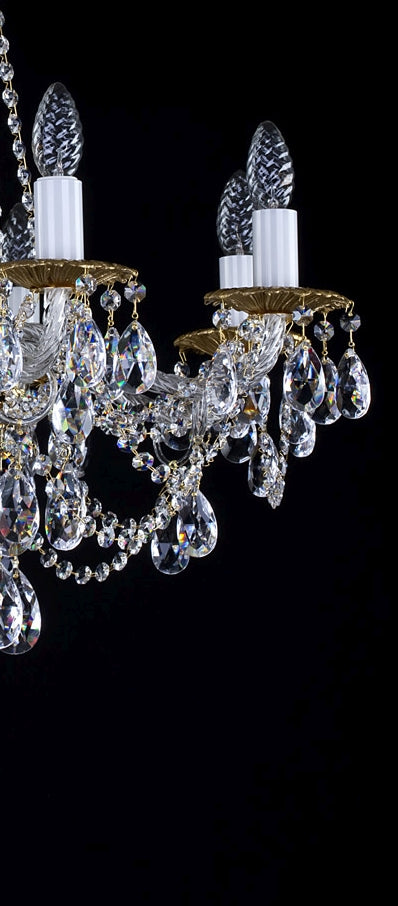 Détail des bras dorés, bobèches festonnées et pendentifs en goutte