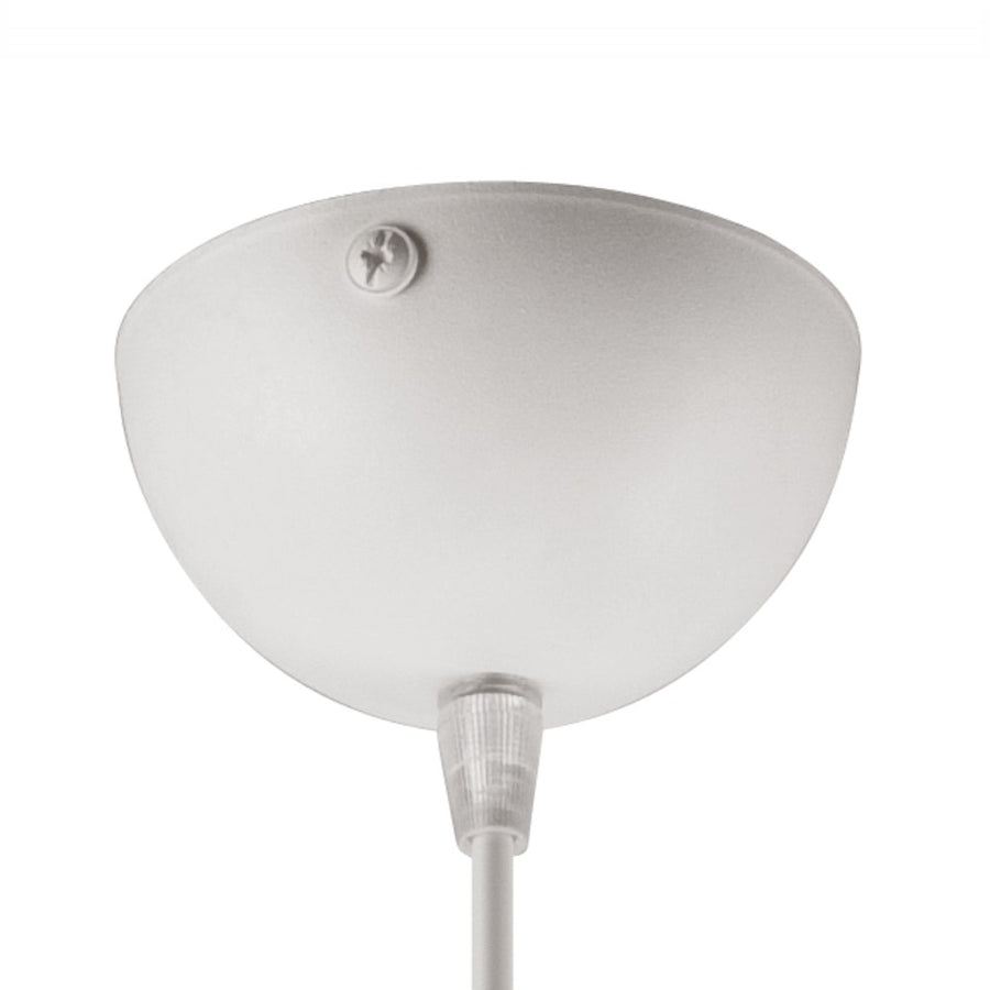 Détail de la rosace blanche fixée au plafond et du cordon d'alimentation.