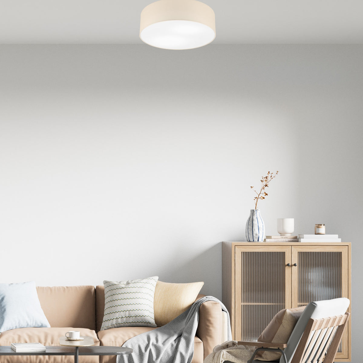 Mise en ambiance du plafonnier beige dans un salon clair et cosy.