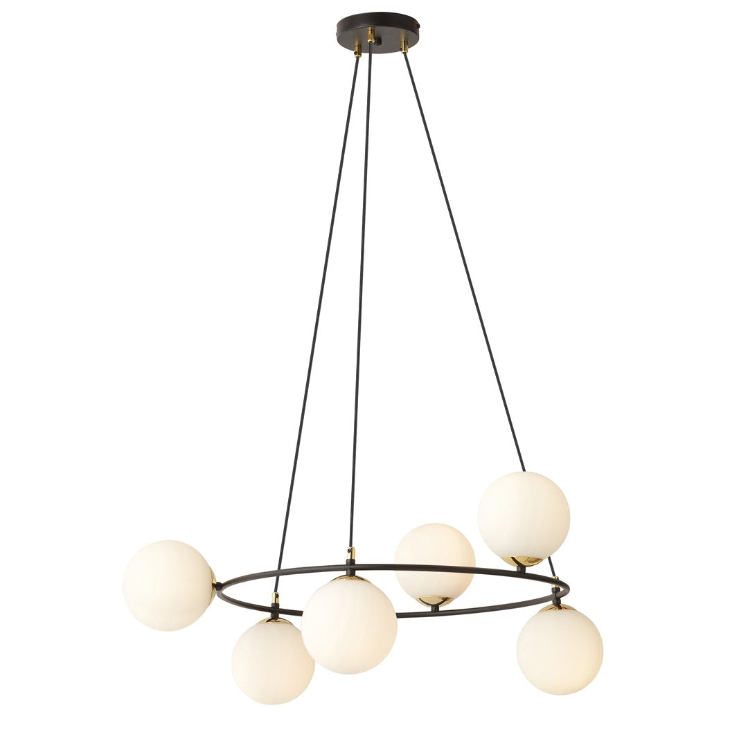 Même suspension allumée, globes opale diffusant une lumière chaude
