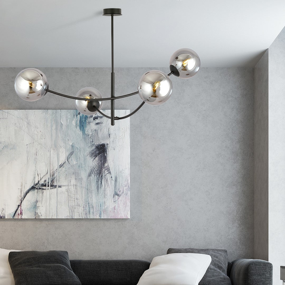 Plafonnier fixé au plafond au-dessus d'un canapé gris et d'une peinture abstraite.