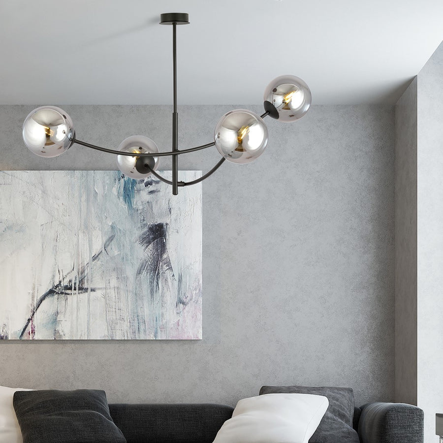 Plafonnier fixé au plafond au-dessus d'un canapé gris et d'une peinture abstraite.
