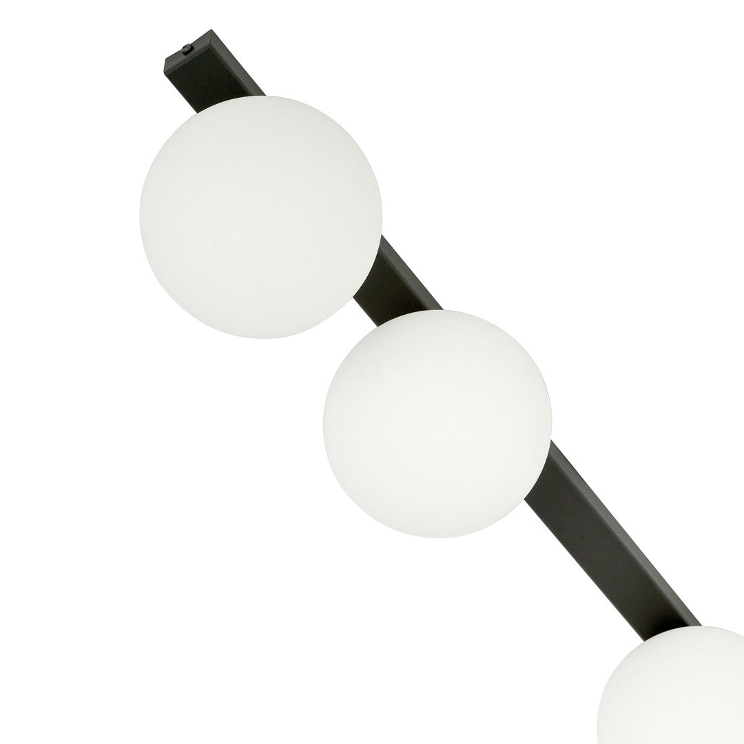 Détail rapproché du support noir et des globes opale du plafonnier