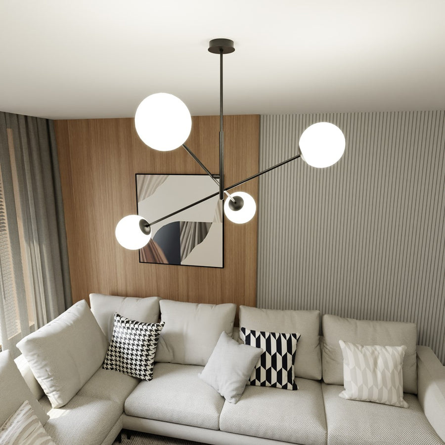 Détail du plafonnier noir et de ses globes blancs dans un salon contemporain