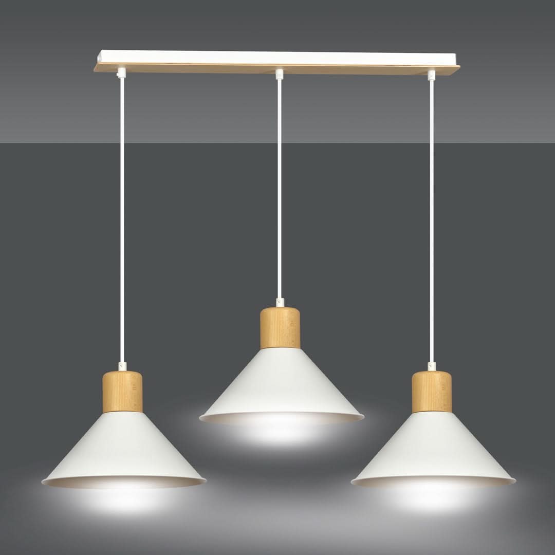 Suspension allumée sur fond gris : trois cônes blancs diffusent une lumière chaude vers le sol.