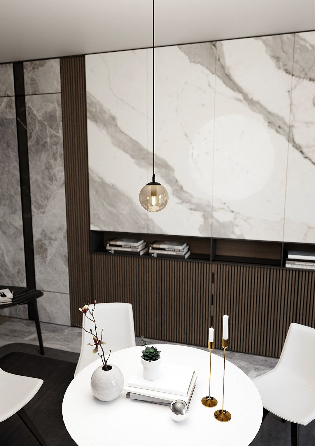 Suspension ambrée au-dessus d'une table ronde, intérieur marbre et bois.