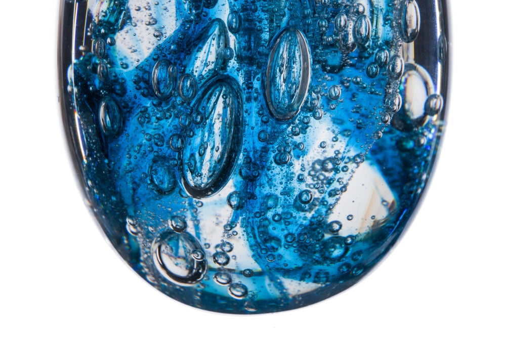 Macro de la finition verre bleu, bulles et reflets sur fond clair