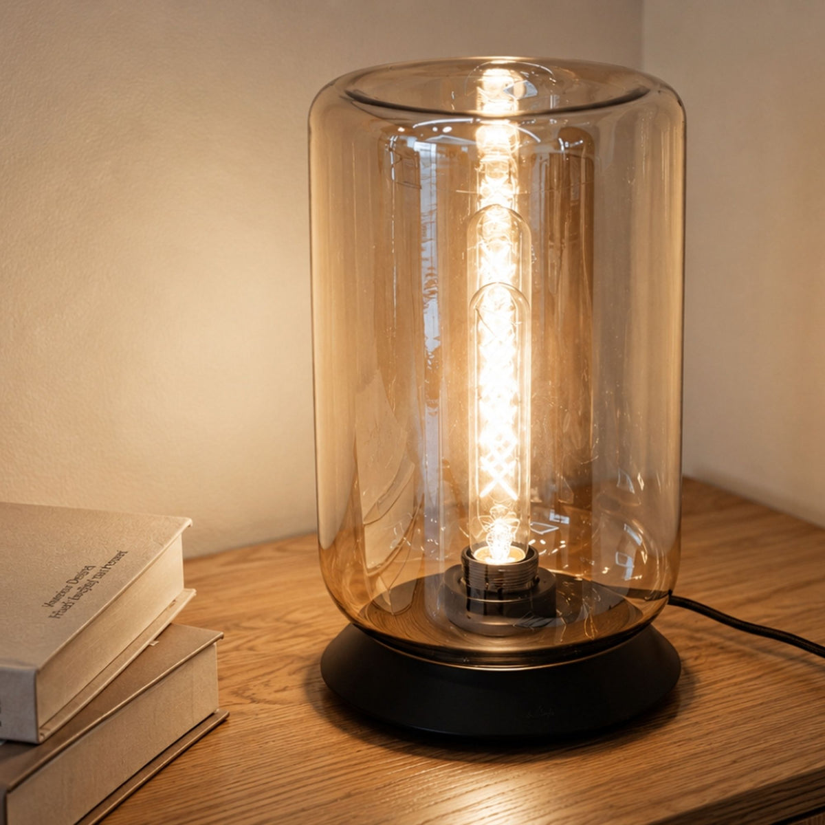 Vue de face de la lampe cylindrique en verre fumé, ampoule Edison verticale visible