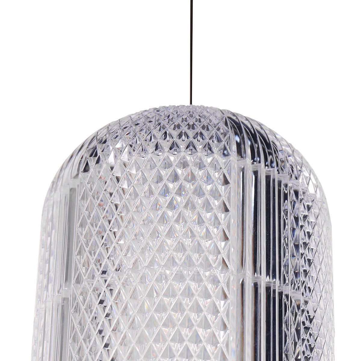 Gros plan du sommet du diffuseur en verre strié, motif losangé et câble noir fin.