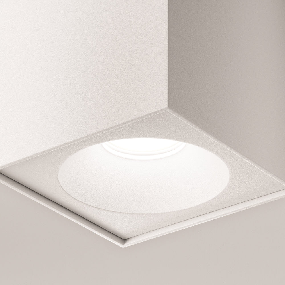 Gros plan sur la coupole ronde et le cadre carré du luminaire