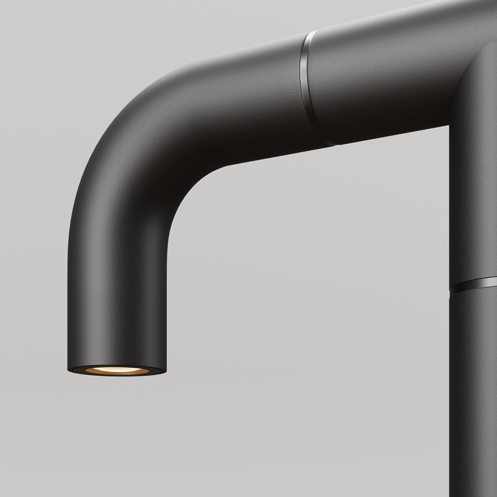 Détail du bras coudé et de la source LED dorée vue de dessous