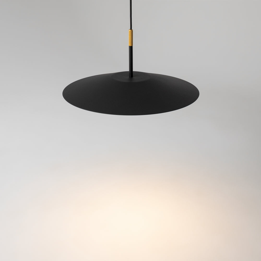 Vue de dessous montrant le disque noir et la lumière projetée au sol.