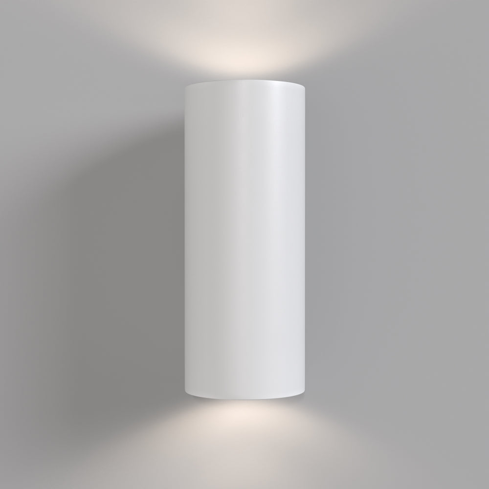 Mise en ambiance sur mur gris, lumière diffusée vers le haut et le bas