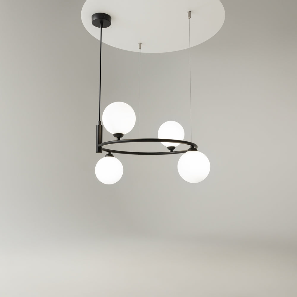 Même suspension vue de légèrement en dessous, globes blancs allumés près du plafond