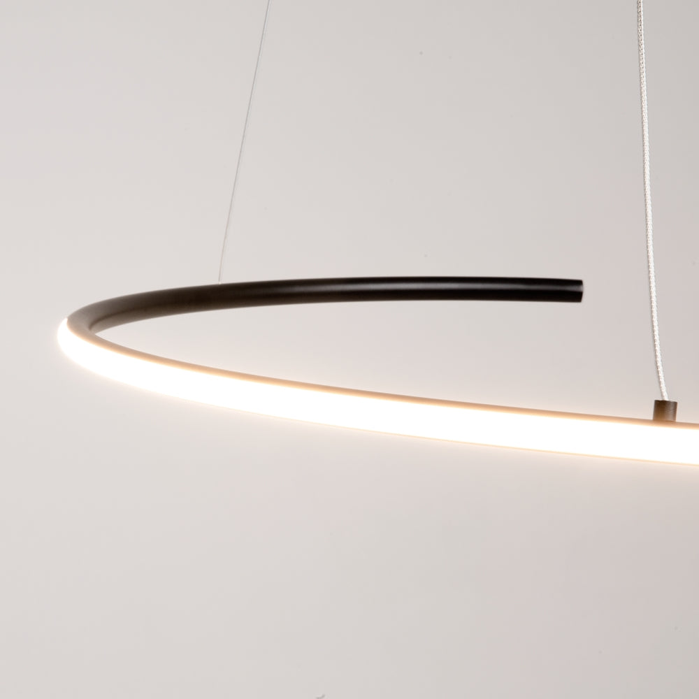 Détail de la finition noire et du bandeau LED allumé vu de près
