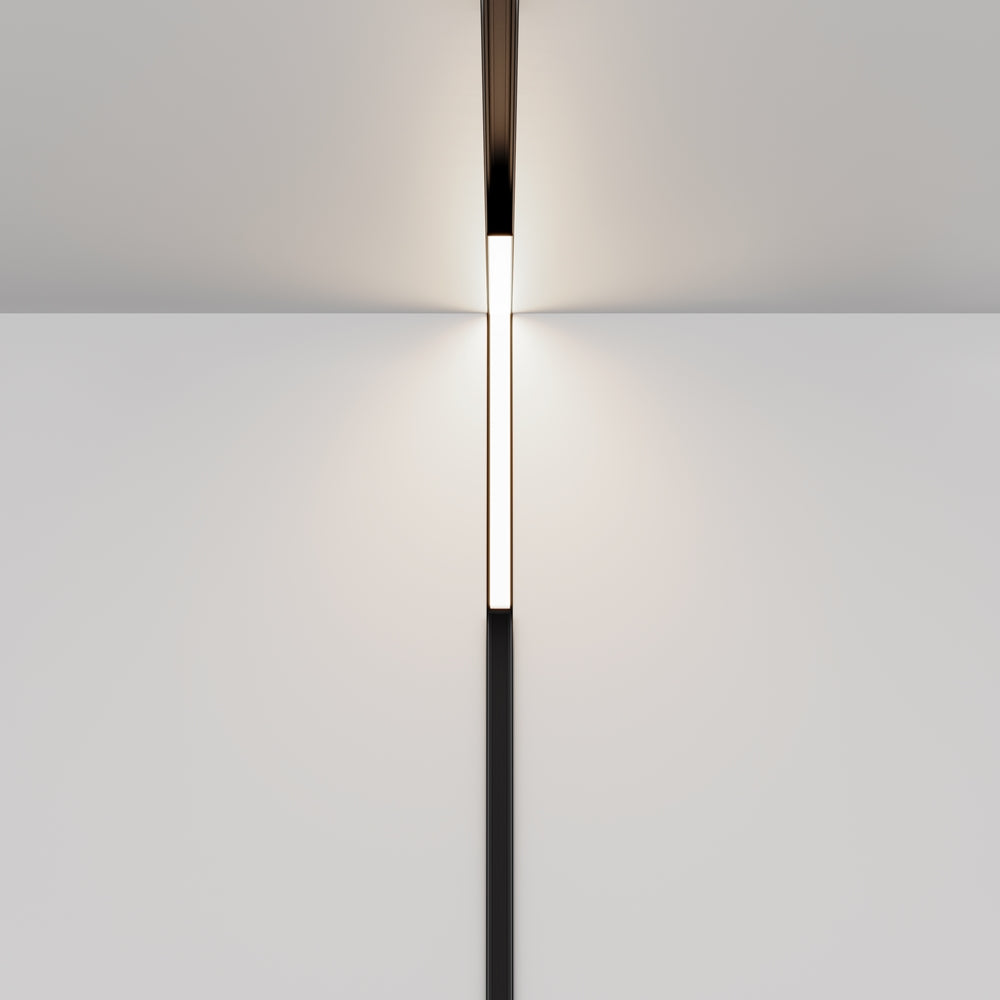 Vue verticale du luminaire linéaire noir monté au mur, éclairant vers le haut et le bas.