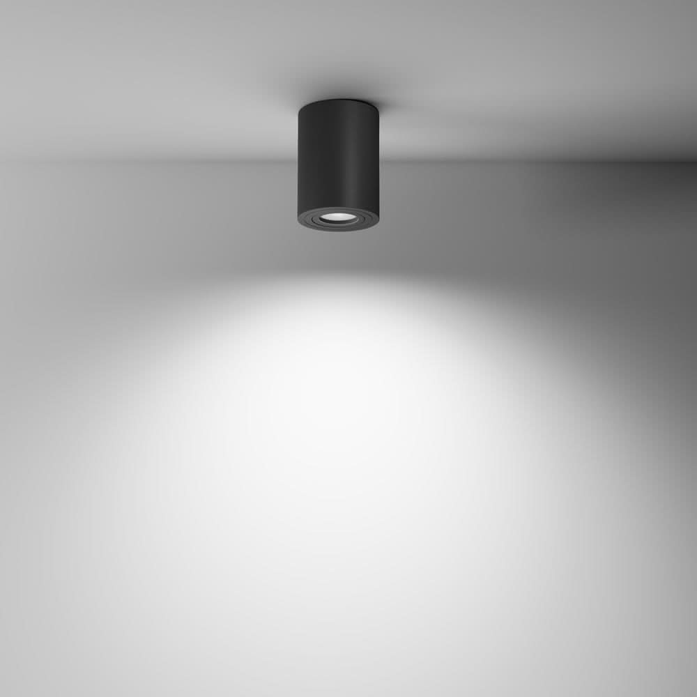 Mise en ambiance du spot allumé projetant un large halo lumineux sur le mur