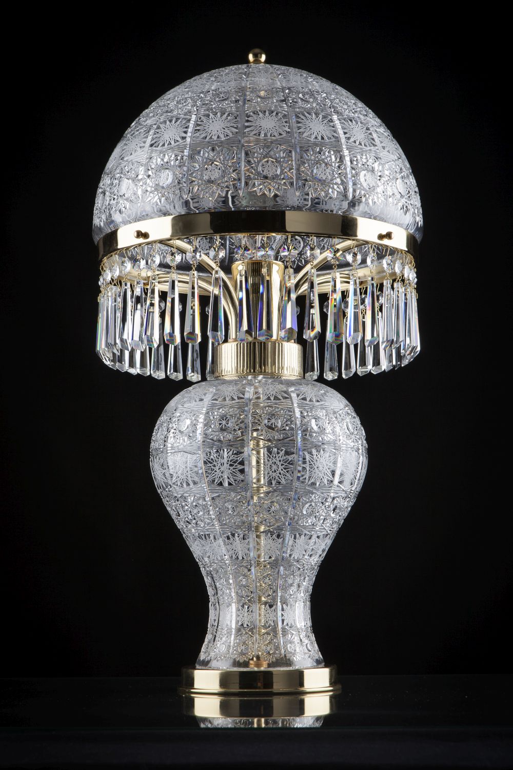 Vue d'ensemble de la lampe de table, abat-jour et base en cristal taillé.