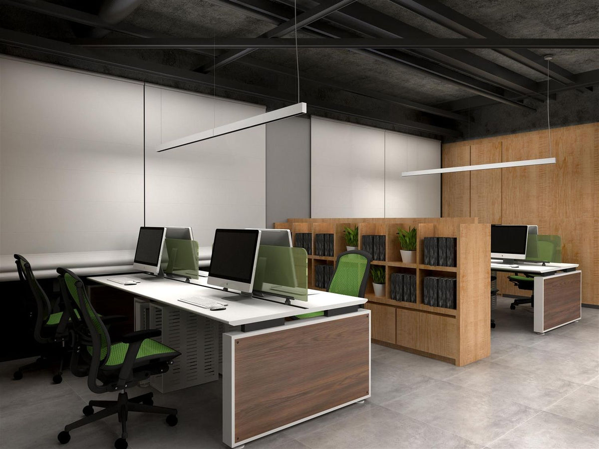 Mise en ambiance dans un bureau moderne, deux suspensions linéaires blanches au-dessus des postes.
