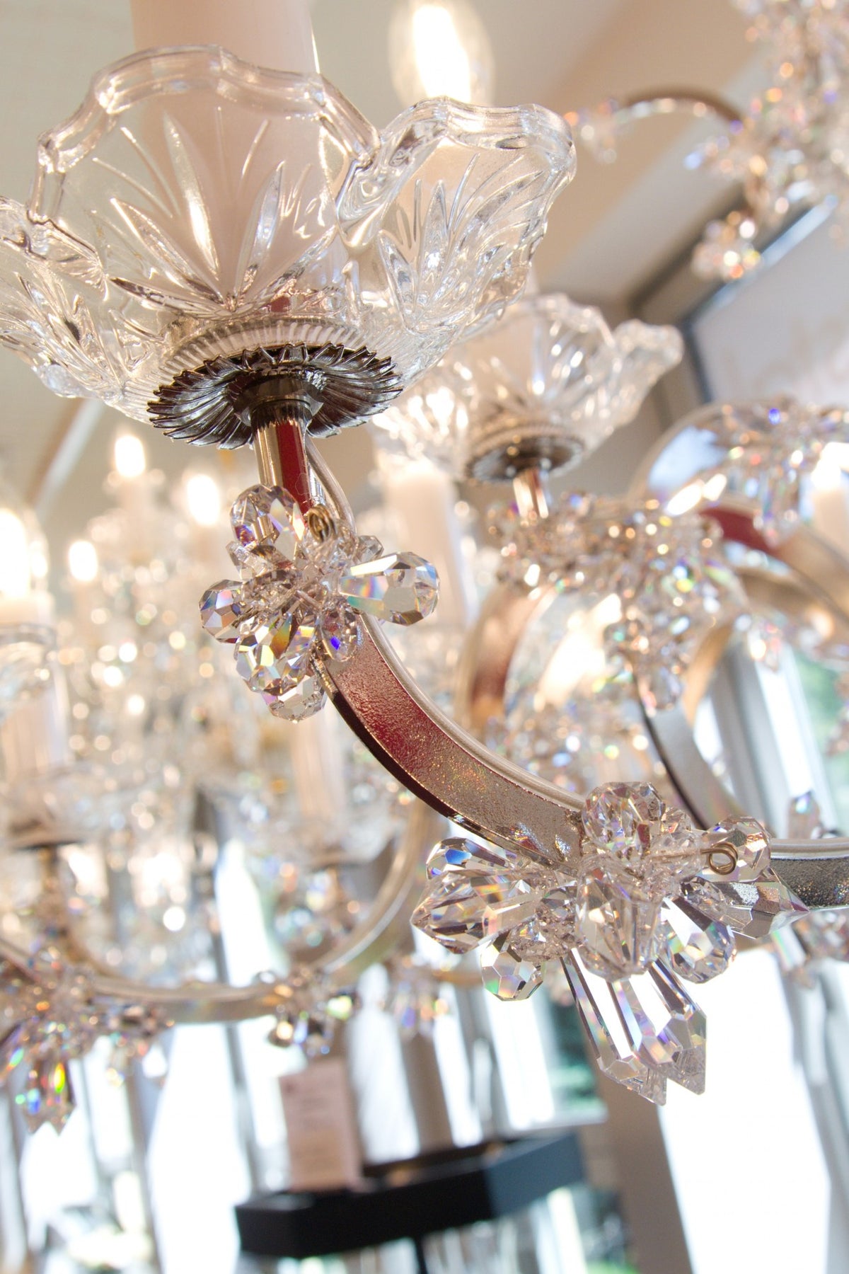 Détail de la finition en cristal taillé et fleurs scintillantes