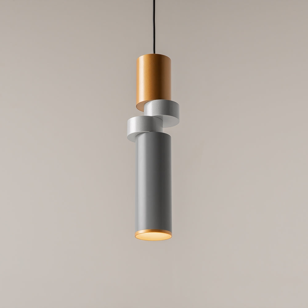 Gros plan du bas du luminaire allumé, tube gris et halo doré