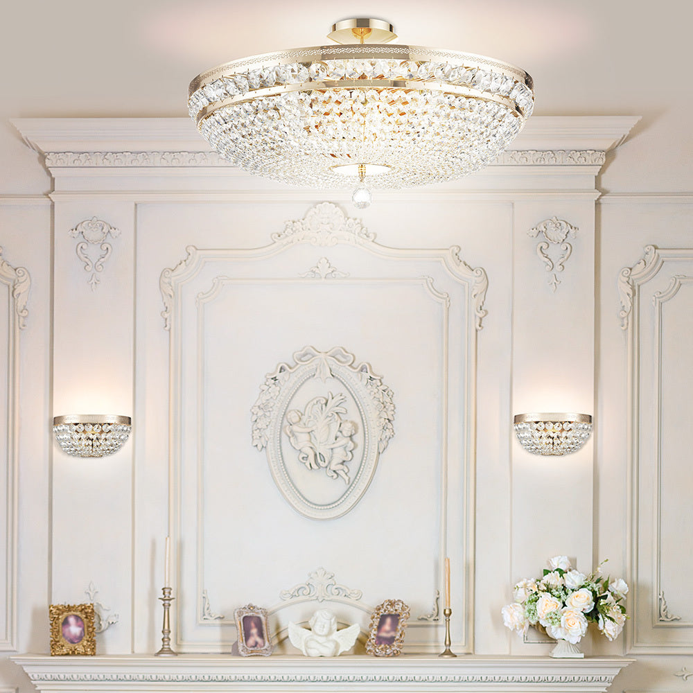 Mise en ambiance dans un salon classique blanc avec moulures et appliques assorties