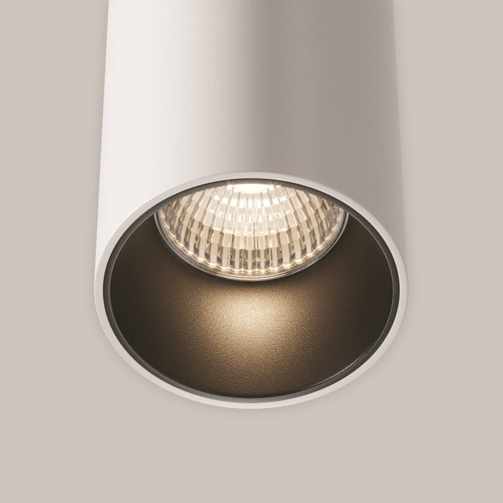 Vue rapprochée de l'ampoule LED striée et de l'intérieur bronze texturé