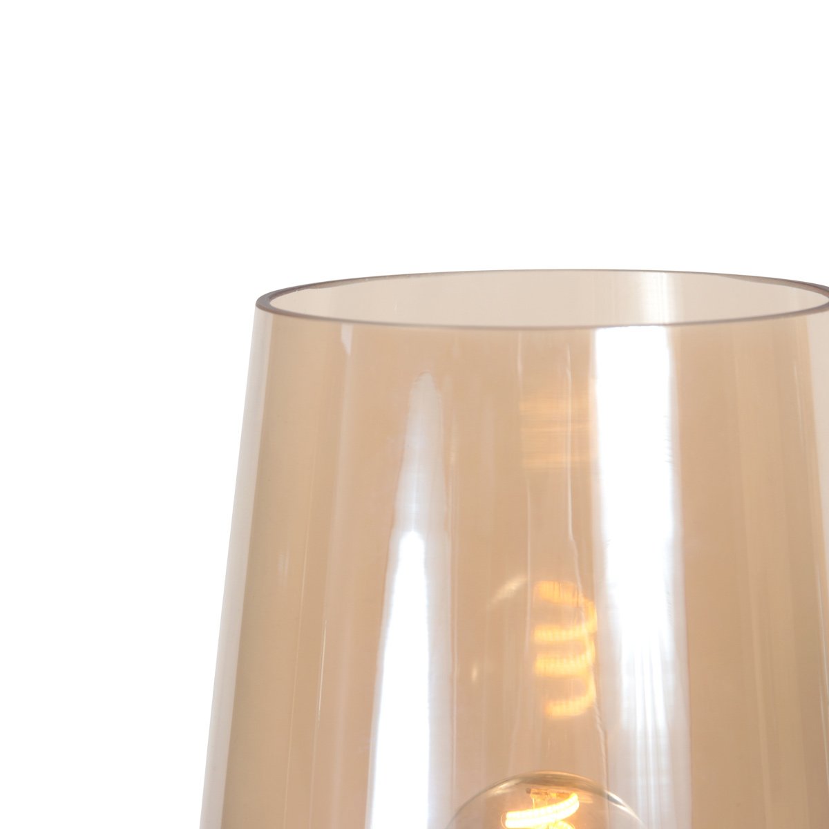 Gros plan sur le bord supérieur du verre ambré translucide