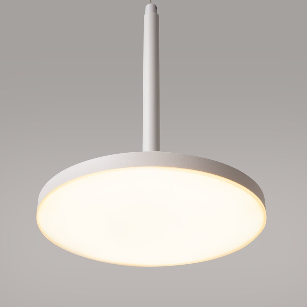 Détail rapproché du diffuseur rond allumé, lumière chaude et uniforme