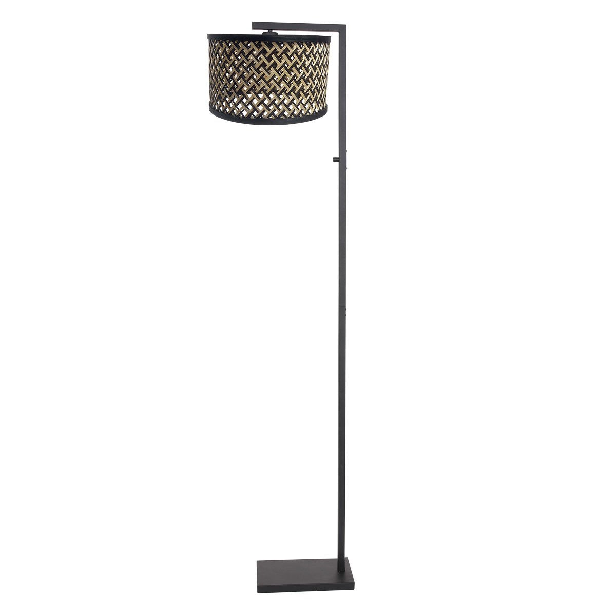 Vue de trois quarts du lampadaire, abat-jour tressé suspendu au bras métallique