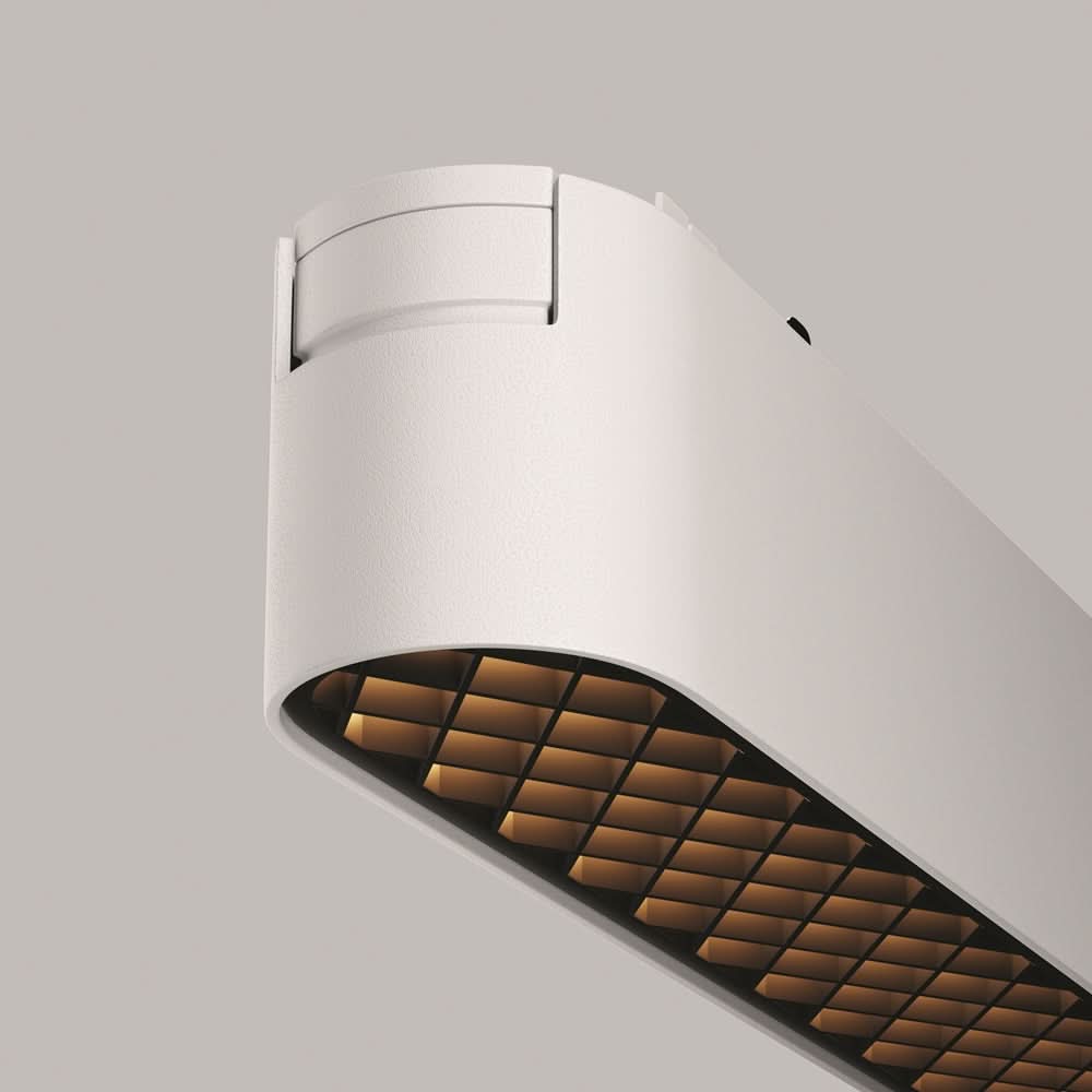 Détail rapproché de la grille alvéolée dorée et de sa bordure noire
