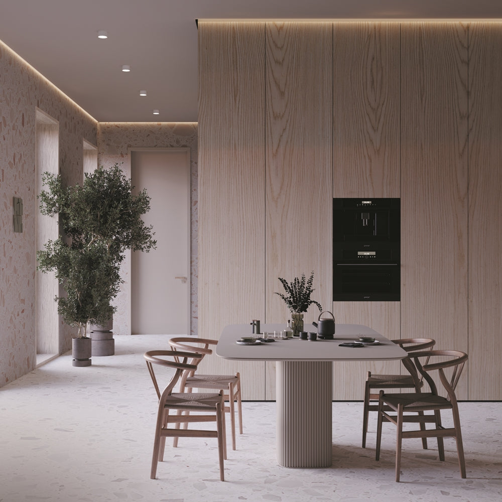 Mise en ambiance d'une salle à manger en bois clair avec plafonniers encastrés.