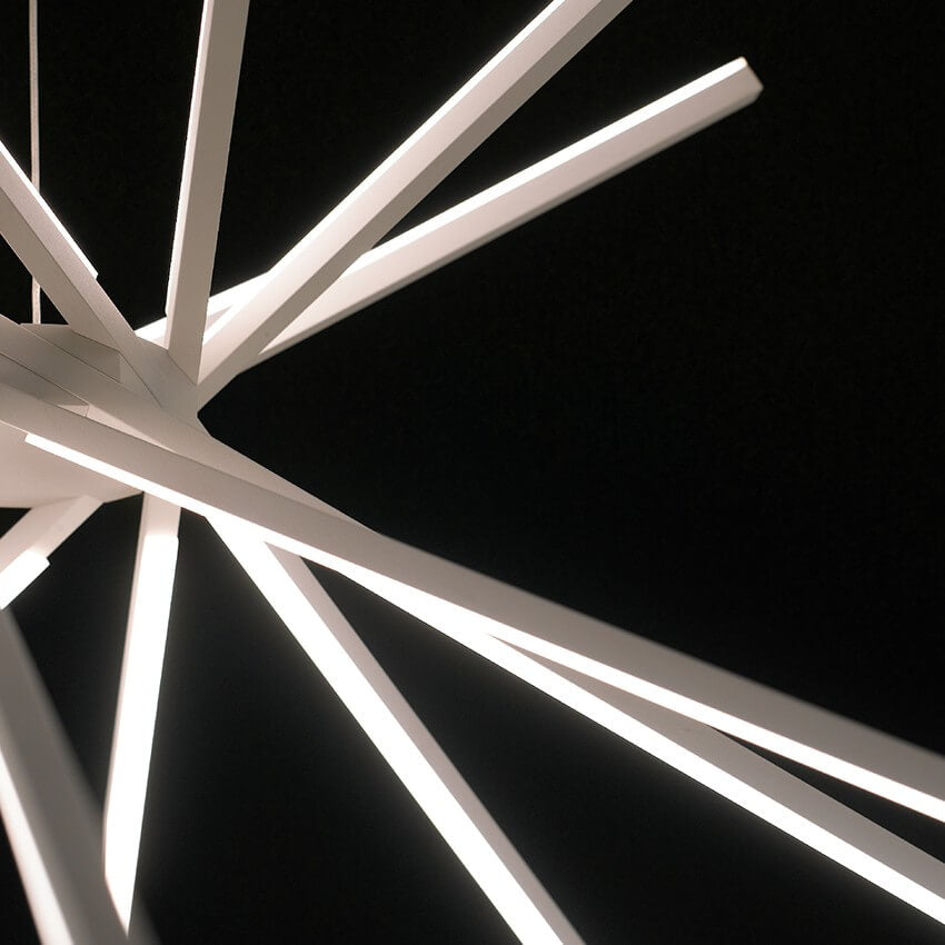 Détail rapproché du centre lumineux et des tiges LED sur fond noir