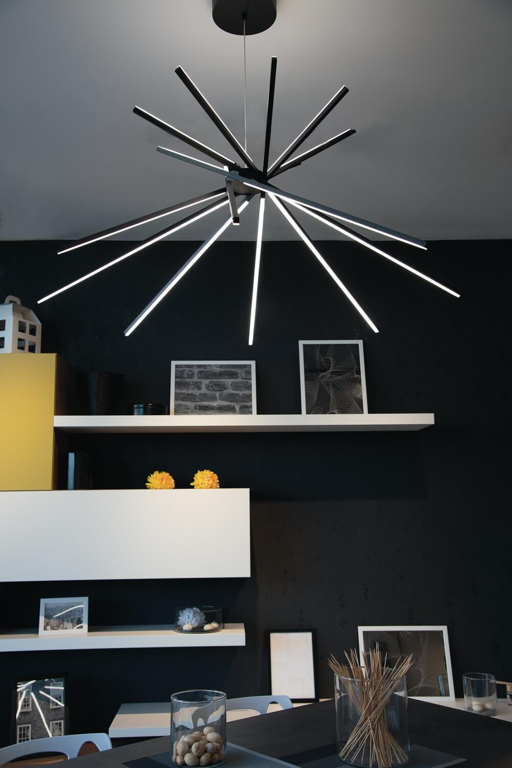 Mise en ambiance dans un salon, suspension installée au-dessus d'une étagère blanche