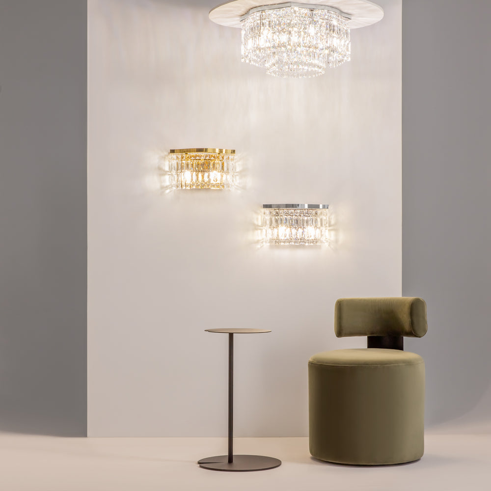 Mise en ambiance avec deux appliques murales et une suspension dans un intérieur moderne