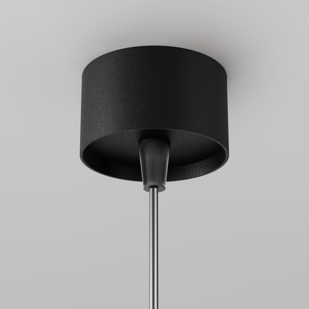 Détail de la rosace de plafond noire et fixation du câble gainé.