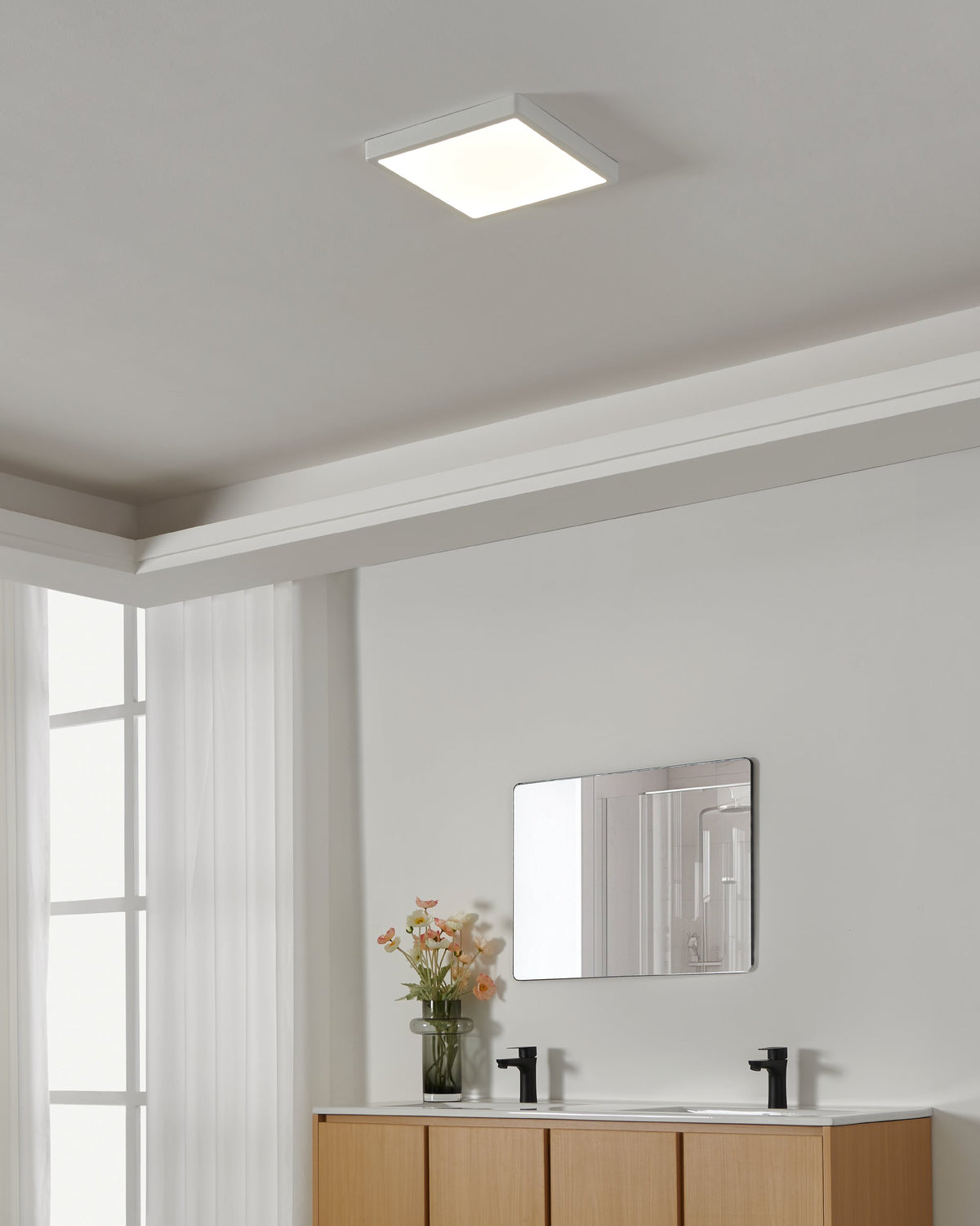 Mise en ambiance du luminaire éclairé au plafond d'une salle de bain moderne