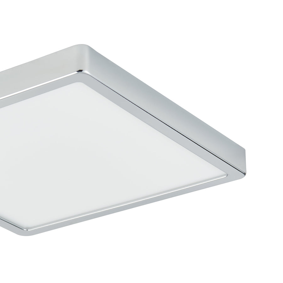 Détail rapproché de l'angle en métal chromé et du diffuseur blanc