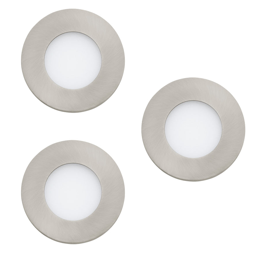 Trois spots encastrables ronds en nickel satiné, vus de face sur fond blanc.