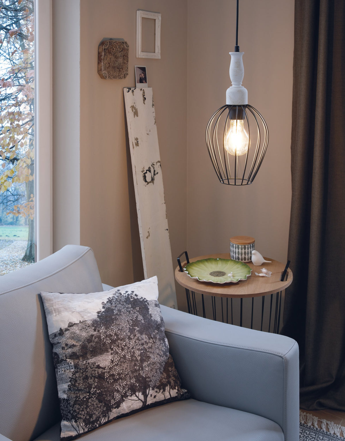 Mise en ambiance dans un salon, suspension allumée au-dessus d'une table d'appoint