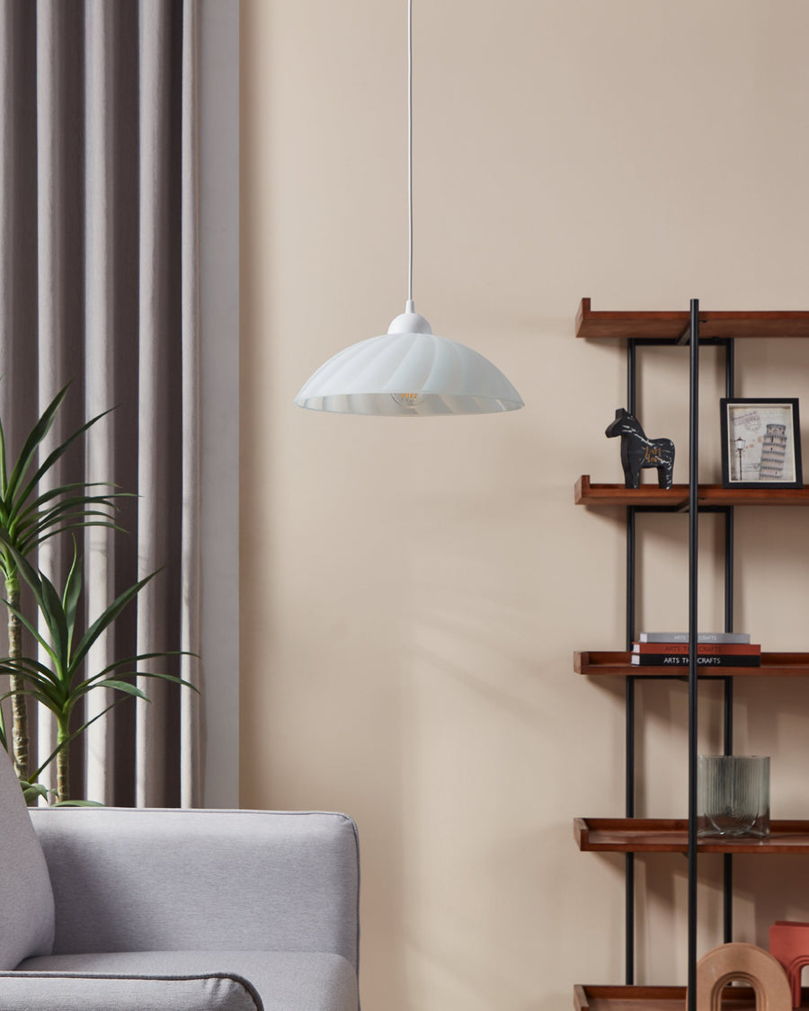 Ambiance salon avec la suspension éteinte, près d'une étagère bois et plante