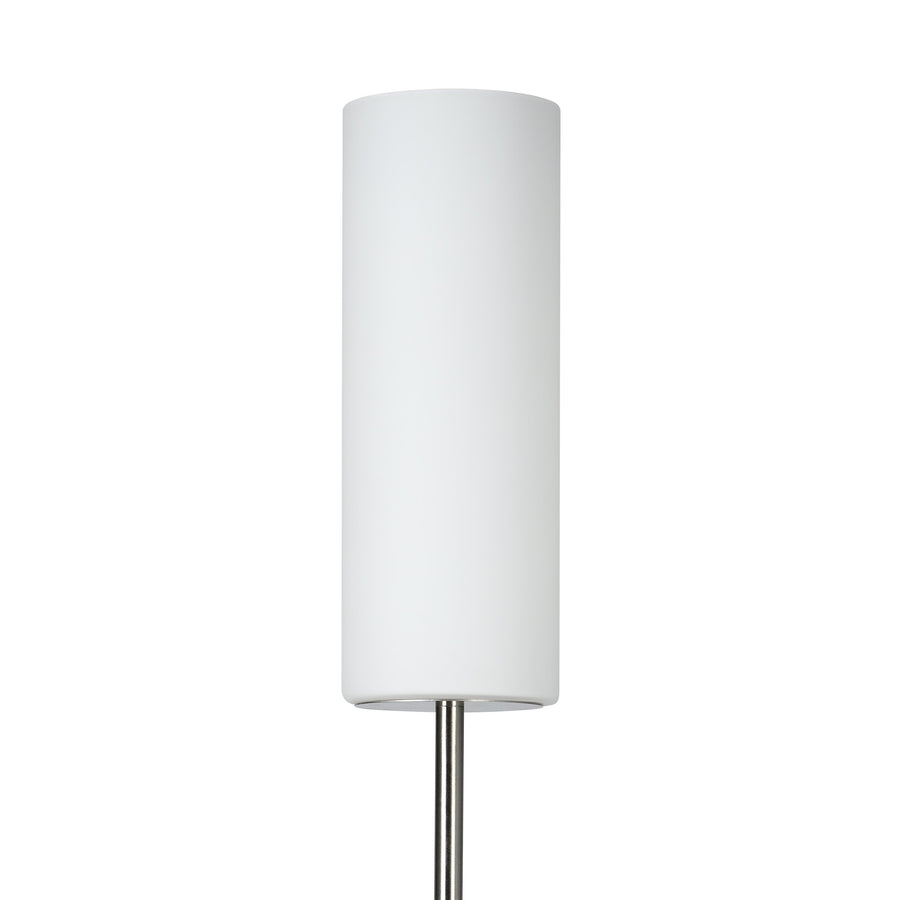 Gros plan sur l'abat-jour cylindrique blanc mat et le départ de la tige nickel.