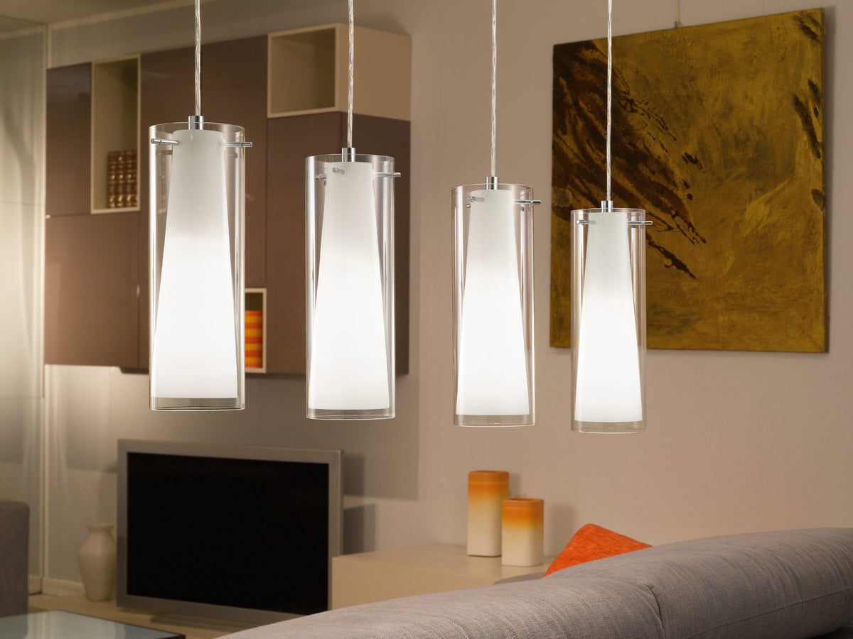 Mise en ambiance dans un salon moderne, luminaire allumé au-dessus d'un meuble TV.