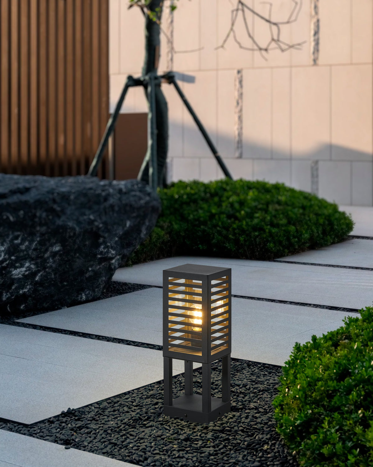 Mise en ambiance nocturne du lampadaire le long d'une allée de jardin.