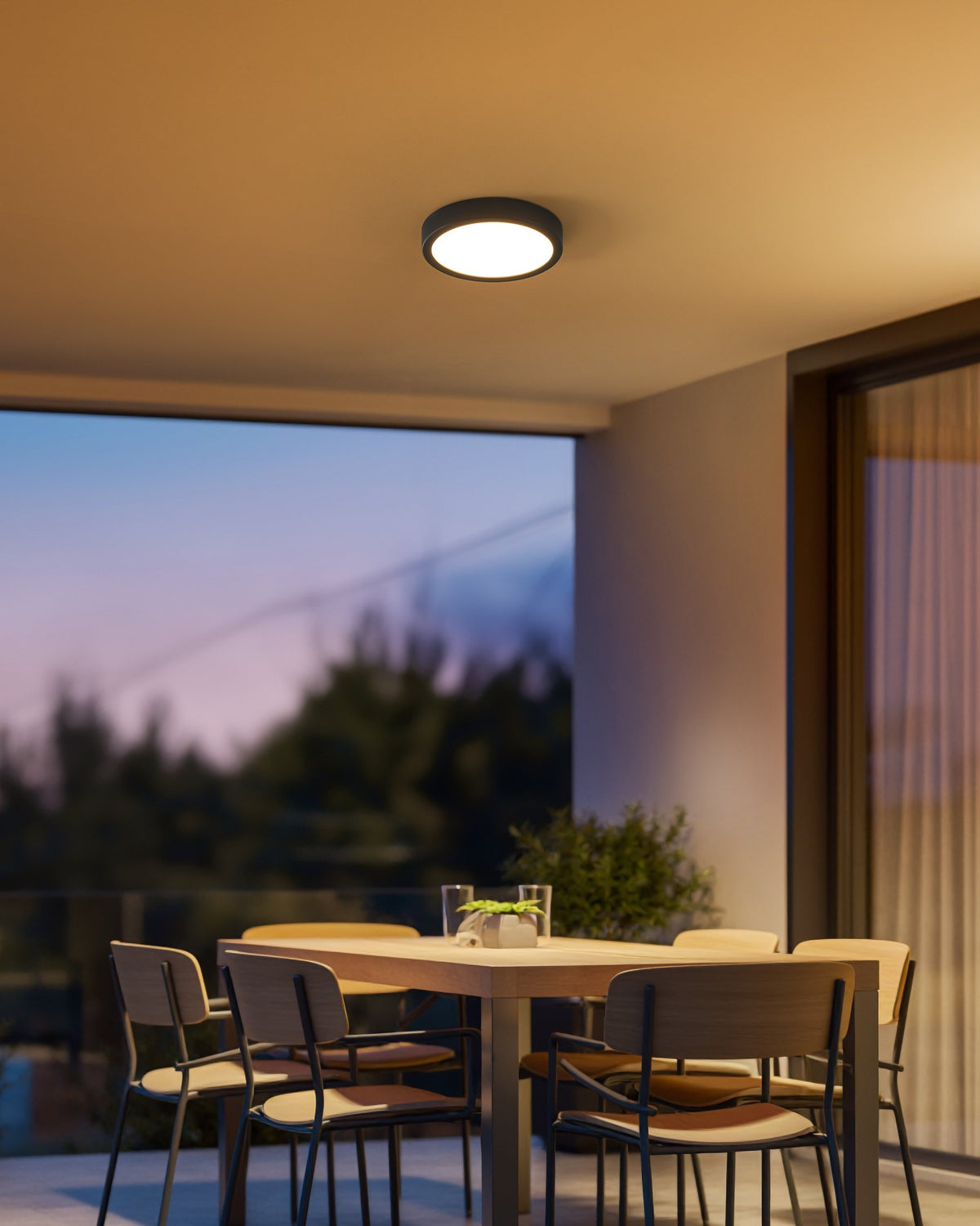 Mise en ambiance nocturne, terrasse meublée sous le plafonnier allumé